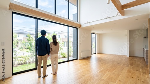 空室の住宅を内見する日本人夫婦とマイホーム購入・物件探し