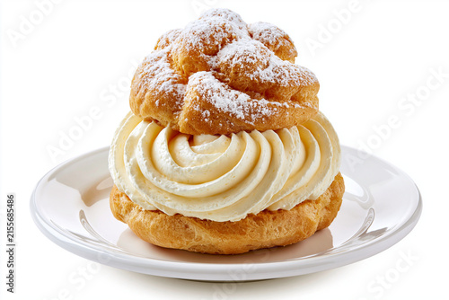 Chou à la chantilly sur fond blanc, servi sur assiette blanche. Pâte à chou coupée en deux, généreusement garnie de crème chantilly et saupoudrée de sucre glace