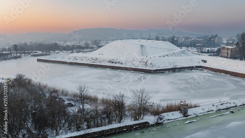 Foto Aerial view of the historic bastions in Gdańsk, Poland, covered in snow at sunrise, with a frozen waterway and winter landscape