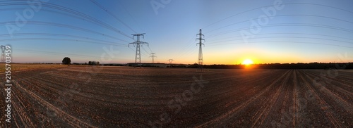 фотографія vue aérienne panoramique sur des pylônes électriques dans des champs, à la campagne