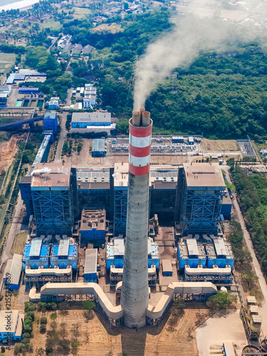 Foto Aerial industrial power plant with a central chimney, smokestack emissions, industrial structures, and energy systems