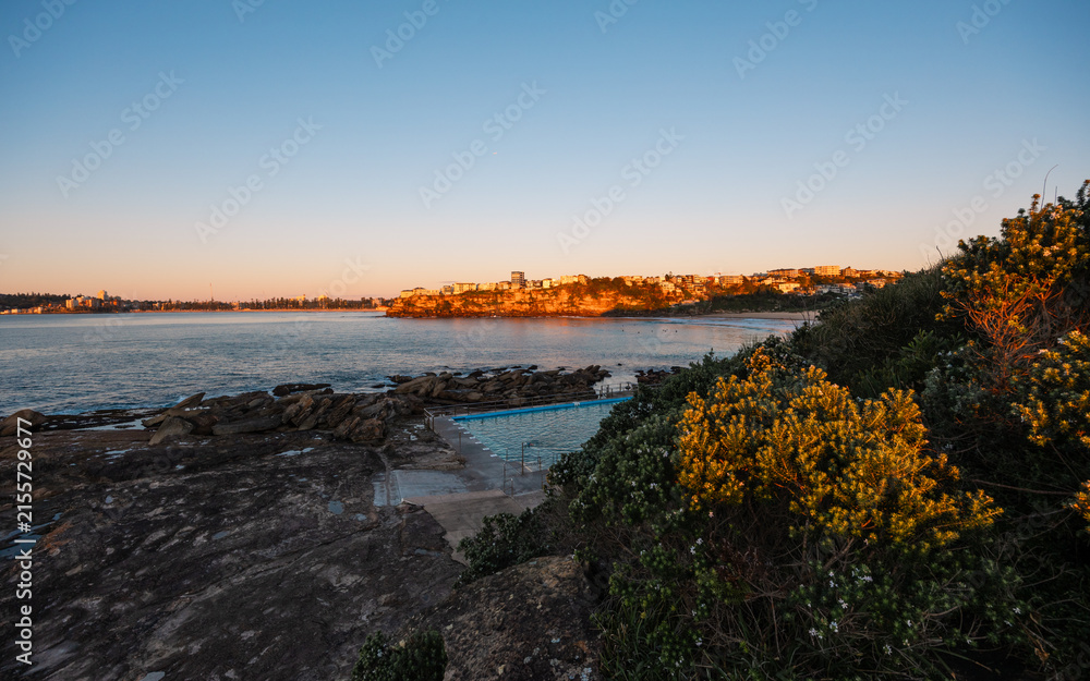 Obraz premium View of Freshwater Beach rock pool in the morning, Sydney, Australia.