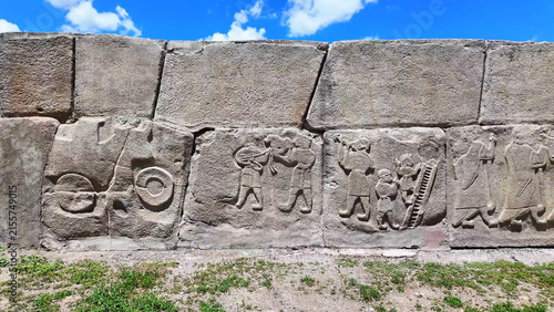 Foto Ancient Hittite orthostat relief wall depicting a chariot wheel, lute players, and acrobats at the Alacahöyük archaeological site, Turkey