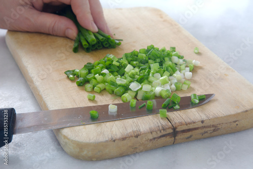 Canvastavla Chef chopping spring onions