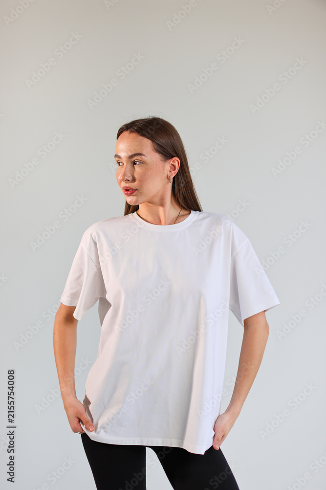 Obraz premium Female model wearing empty white tee for clothing brand presentation, half-length.