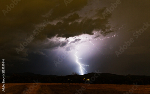Quadro su tela Coup de foudre nocturne sur les Aspres issu d'un cumulonimbus