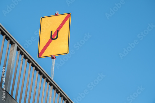 Untersicht Verkehrsschild Ende der Umleitung an Brückengeländer vor blauem Himmel in Neckartenzlingen