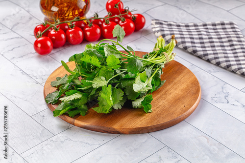 Canvastavla Fresh cilantro on wooden cutting board with cherry tomatoes and olive oil