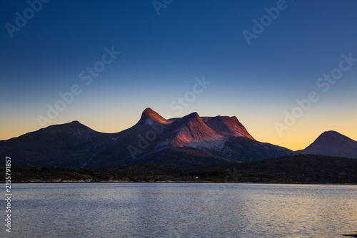 Mitternachtssonne mit Abendrot am Efjord in norwegen