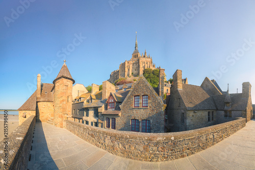 Panorama interieur du Mont Saint Michel de jour, sur les remparts, avec vue sur l'Abbaye et le chemin de ronde