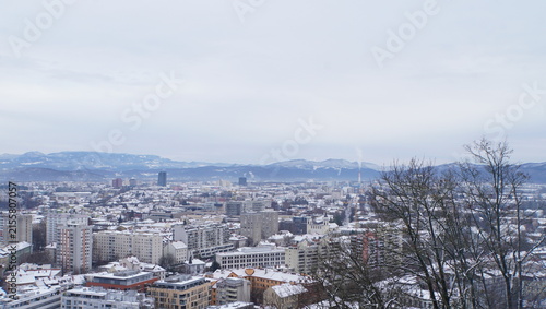 Fotografie 雪の積もったヨーロッパの街の遠景
