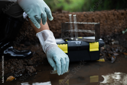 Fotografía Environmental engineer collecting water quality assessment for detecting toxic chemical contamination in an irrigation canal