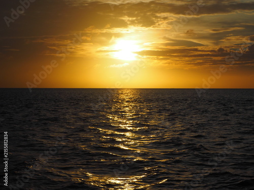 西表島の海に沈む黄金色の夕日
