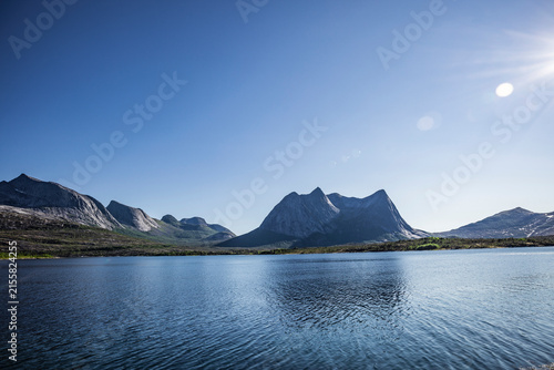 Sonnenschein und wolkenloser Himmel über dem Efjord in Norwegen