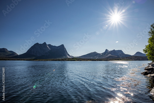 Sonnenschein und wolkenloser Himmel über dem Efjord in Norwegen