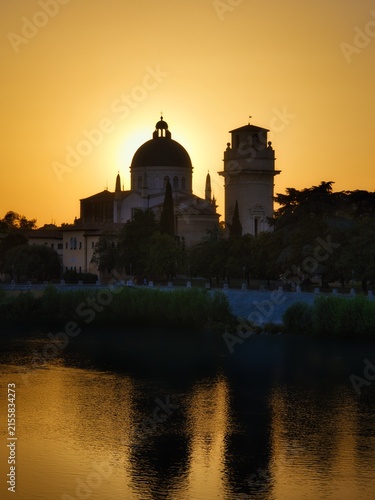 Obraz na plátně Silhouette of San Giorgio in Braida church reflected in the Adige River at sunse