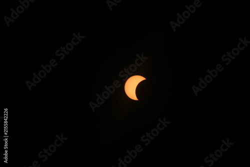 Obraz na płótnie Fase intermedia de eclipse solar  con mayor cobertura de la luna sobre el sol