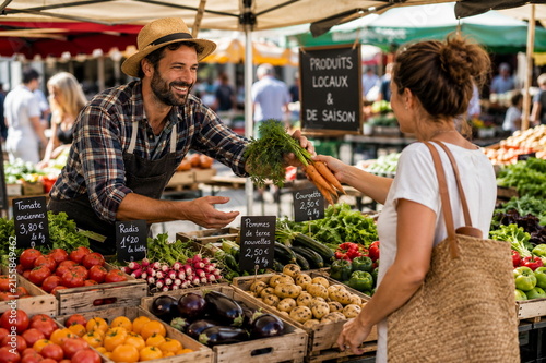 Maraîcher et son étal de marché 
