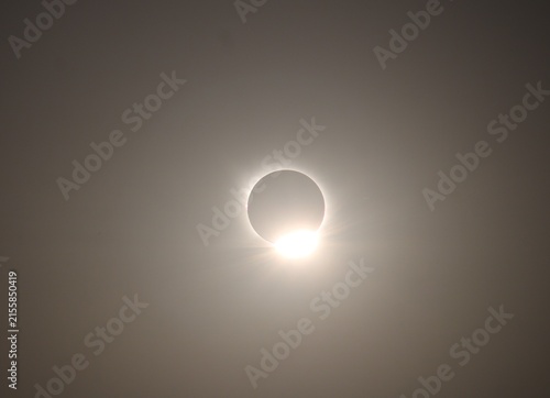 Fotografía Fase de totalidad de un eclipse solar total con la luna ocultando por completo el disco solar