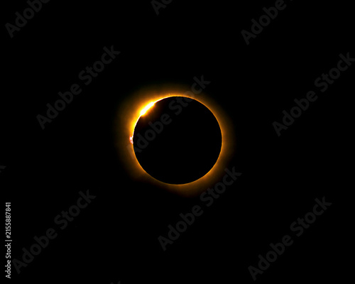 Foto Total solar eclipse showing the diamond ring effect with solar prominences and c
