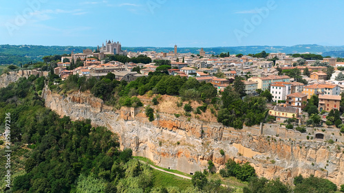 Foto Orvieto medieval town built on sheer volcanic tuff cliff aerial drone view Duomo