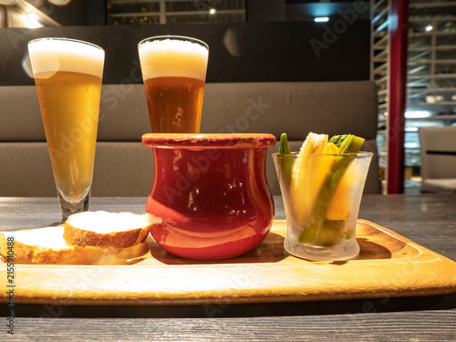 Фотография 泡輝くビールと温かなバーニャカウダ
