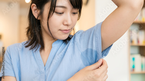 ワキ汗を気にする若い女性