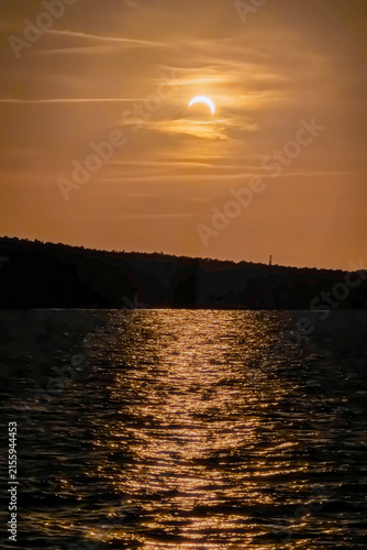 Obraz na płótnie Partielle Sonnenfinsternis am Abendhimmel ueber dem Meer bei Zinnowitz Usedom 20