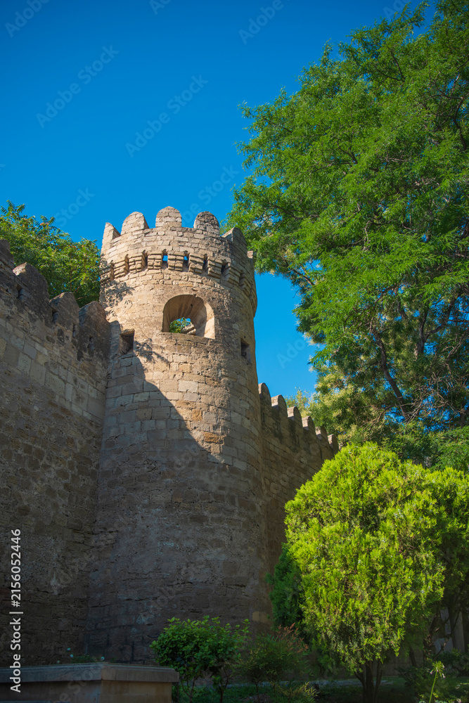 Obraz premium Medieval Baku Fortress wall and defense stone tower with sky copy space