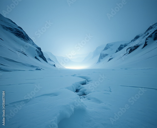Vallée polaire immaculée recouverte de neige avec traces de pas menant vers des sommets montagneux enneigés sous une lumière douce et froide arctique