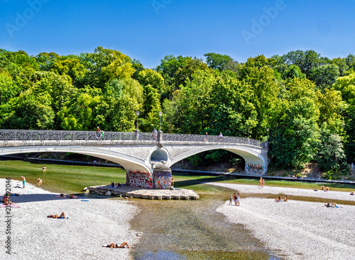 Menschen erfrischen sich am Ufer der kühlen Isar an einem heißen Sommertag, München, Oberbayern, Bayern, Deutschland
