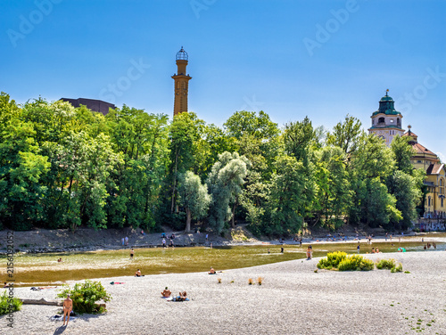 Menschen erfrischen sich am Ufer der kühlen Isar an einem heißen Sommertag, München, Oberbayern, Bayern, Deutschland