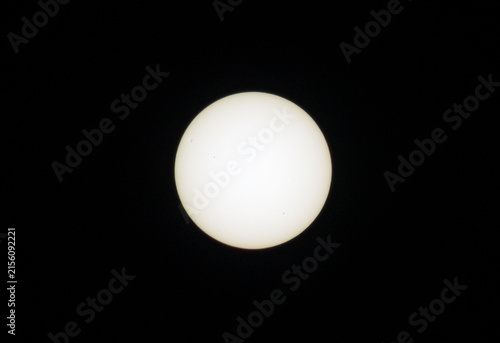 Blick in die gleißende Sonne am Tag, Sonnenflecken