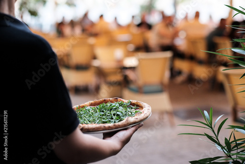 Servicekraft trägt im Restaurant Teller bei der Arbeit in der Gastronomie