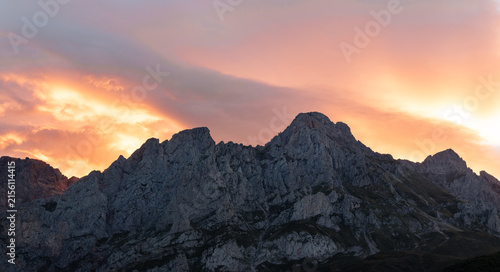 Принти на полотні Dramatic scene of a fiery sky reflected on craggy rocks
