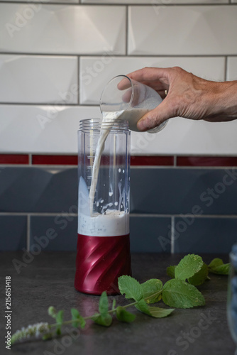 przygotowanie zdrowego, odżywczego koktajlu owocowego z borówek,chia, mleka i mięty.