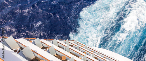 Fotografía Balconies on a Cruise ship, decks with wake or trail