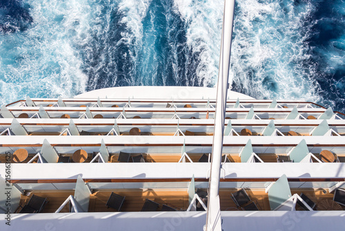 Foto Balconies on a Cruise ship, decks with wake or trail