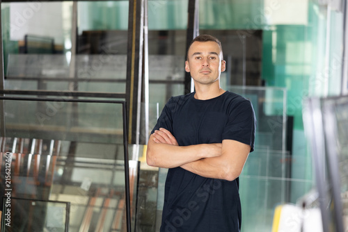 Cuadro en lienzo Experienced male glazier controlling quality of sheet glass in workroom