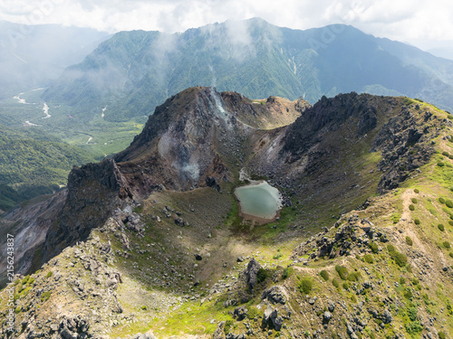 日本百名山で活火山の焼岳で白煙をあげる溶岩ドームと火口湖正賀池