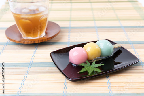 串だんごのようなあんこ玉と麦茶