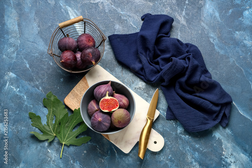 Cuadro en lienzo Bowl and basket with fresh ripe figs on blue background