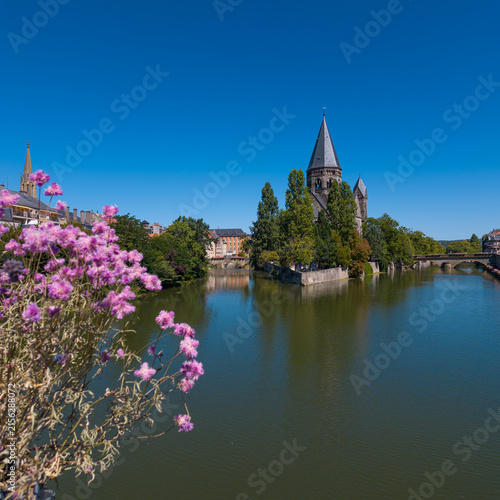 Obraz na płótnie Temple Neuf church standing on an island in the Moselle River under a clear sky