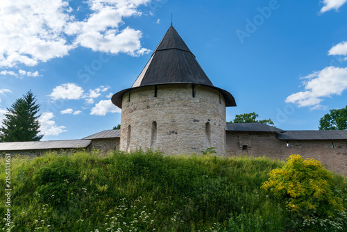 Fotografía Izborsk Tower of the Holy Dormition Pskovo-Pechersky Monastery on a sunny summer