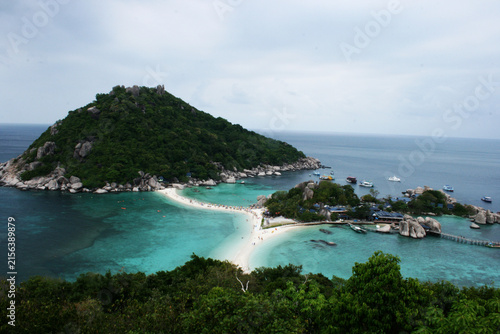 Obraz na plátně Scenic high angle view of tropical islands connected by a white sandbar in turqu