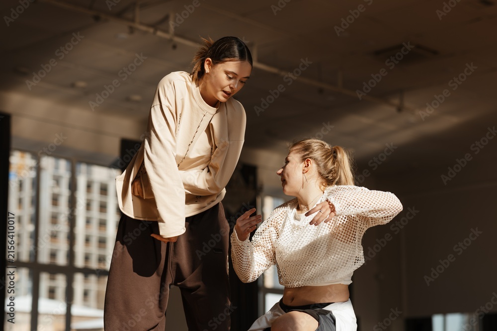 Obraz premium Two dancers practicing dance in a contemporary dance studio