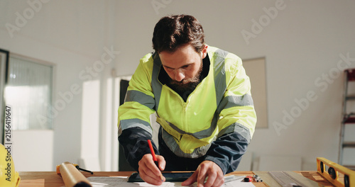 Foto Engineer, drawing and project with man and blueprint for property surveyor, architect or renovation
