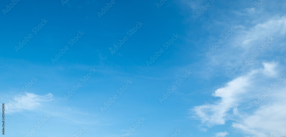 Obraz premium Beautiful blue sky with white clouds on a sunny day background