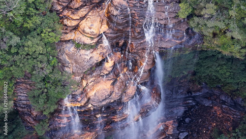 Foto Aerial View of Water Cascading Down Wentworth Falls Sandstone Cliffs