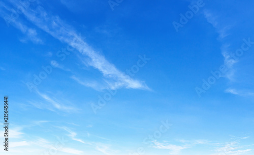 фотографія Clear blue sky with wispy clouds drifting gently